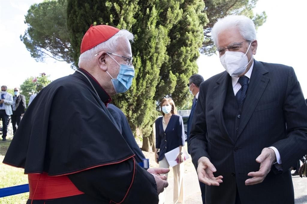 Il presidente della Repubblica, Sergio Mattarella, con il presidente della Conferenza episcopale italiana, cardinale Gualtiero Bassetti, in una foto di archivio
