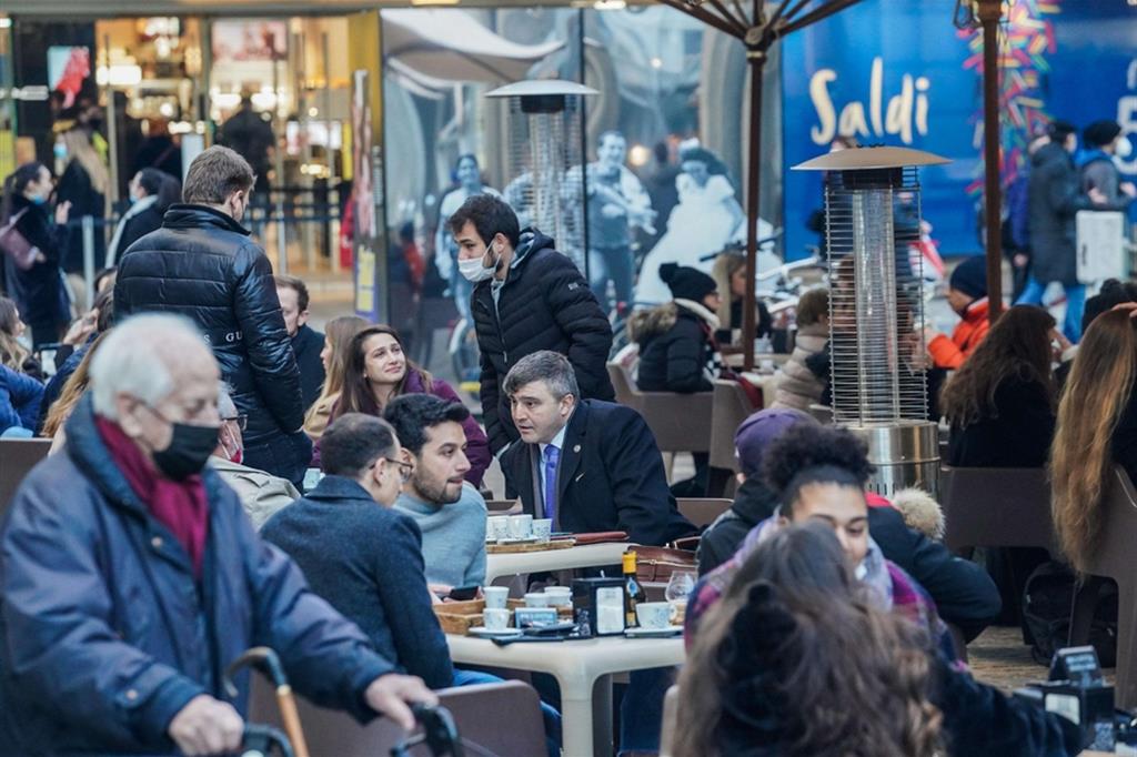 Poche mascherine e molta movida nel centro di Torino ieri, tra ristoranti frequentati dai più giovani e negozi nella stagione dei saldi
