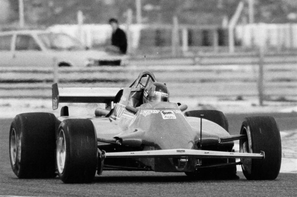 Il pilota Gilles Villeneuve alla guida della Ferrari