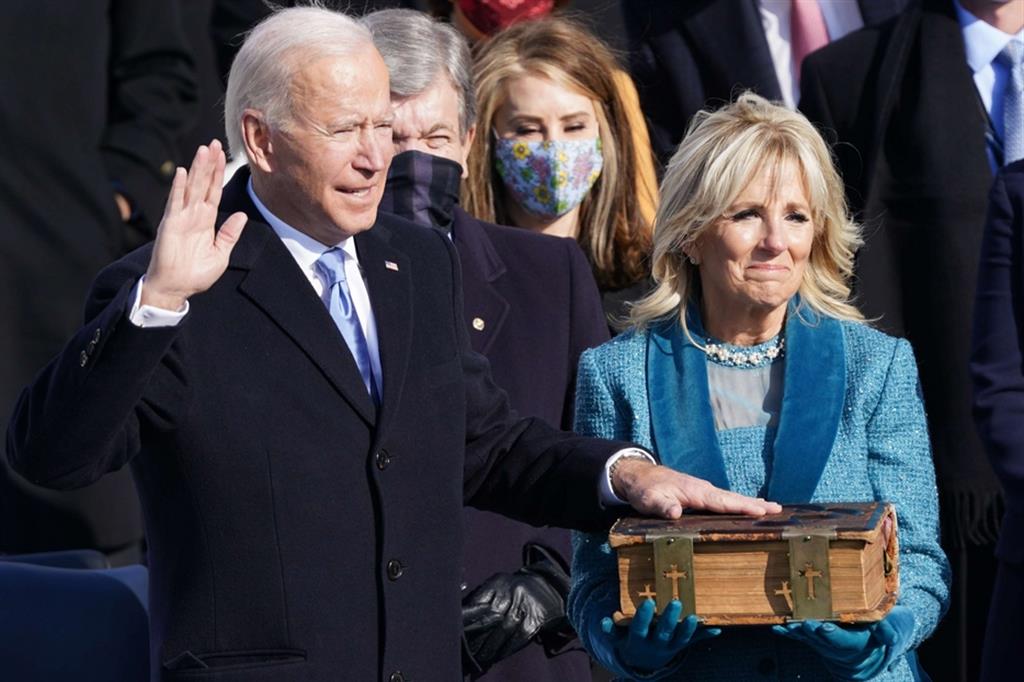 Biden ha giurato sulla Bibbia di famiglia del 1893, tenuta dalla moglie Jill