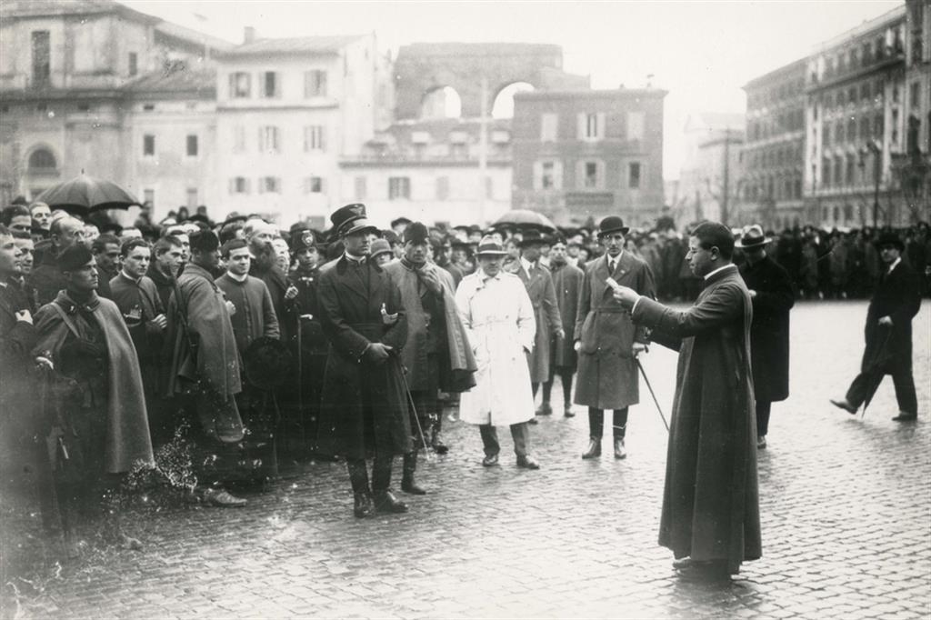 Un seminarista, l’11 febbraio 1929, spiega al popolo davanti al Palazzo del Laterano la firma del Concordato.
