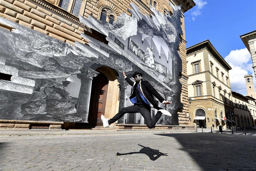 JR davanti a "La Ferita", la sua installazione per Palazzo Strozzi
