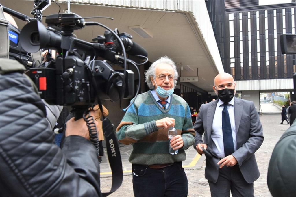 Lo psicoterapeuta Claudio Foti (al centro) fuori dal tribunale di Reggio Emilia