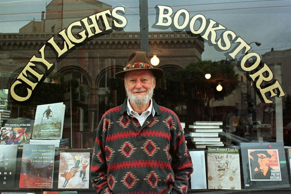 Lawrence Ferlinghetti davanti alla sua libreria a San Francisco
