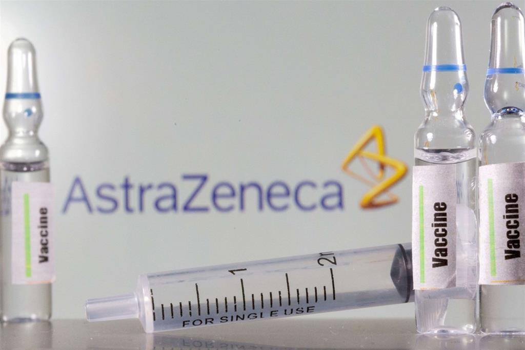 Vaccini, AstraZeneca taglia ancora. L'Ue: valutiamo misure