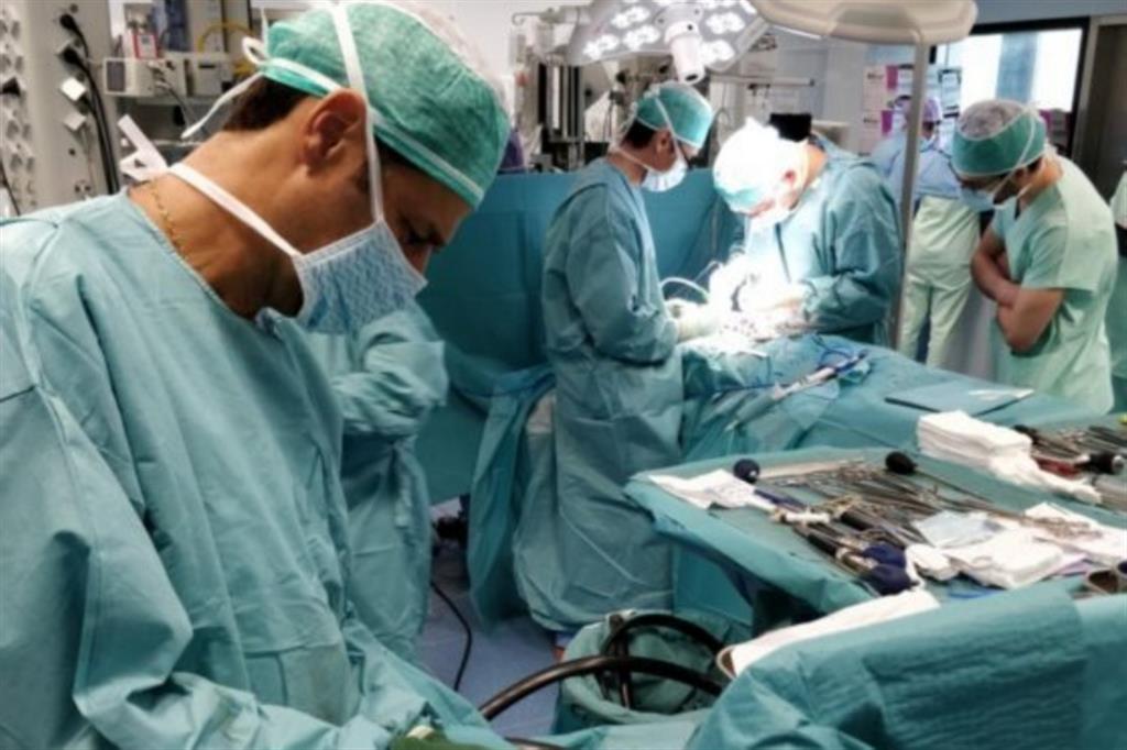 Un'équipe medica esegue un trapianto d'organo in un ospedale italiano
