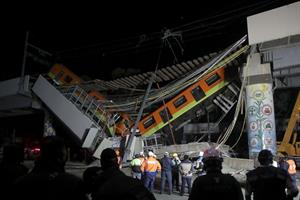 Crolla un ponte mentre passa la metro: 23 morti