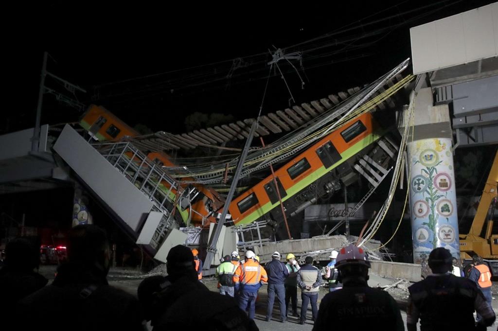 Il treno della metropolitana sopraelevata di Città del Messico precipitato ieri sera nel crollo di un ponte