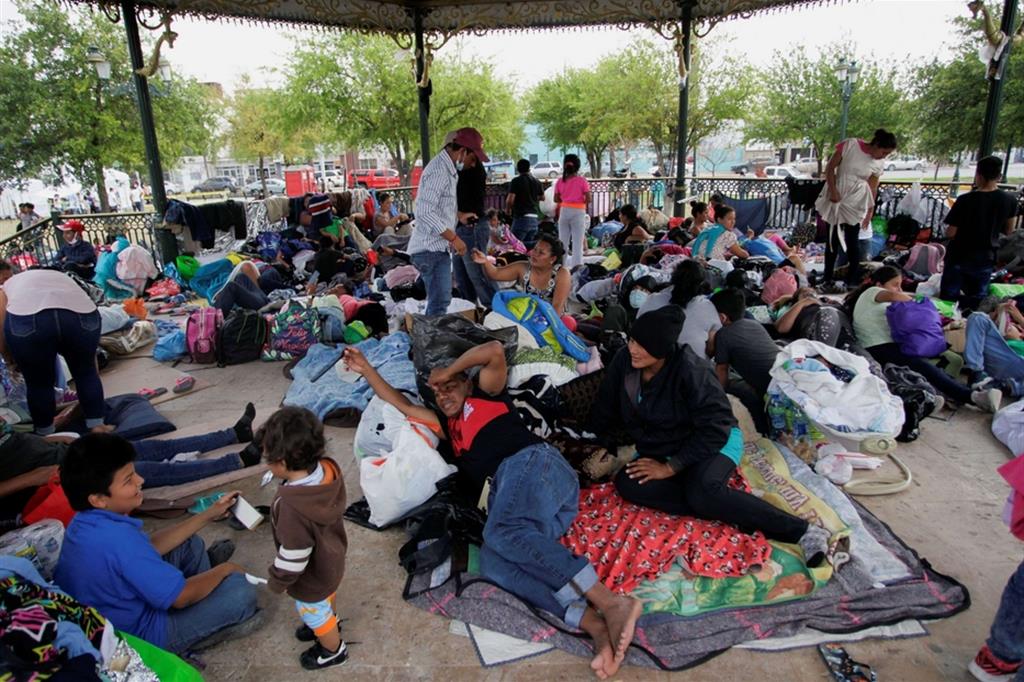 Migranti centroamericani, respinti al confine statunitense, raccolti senza protezioni in un centro a Reynosa in Messico
