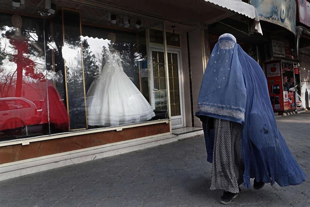 L’abbigliamento corretto per le donne? È il burqa. Oppure altri tipi di vestiti islamici che nascondono completamente il corpo femminile. Lo ha ripetuto il ministro afghano per la "Promozione della Virtù e la prevenzione del Vizio" Mohammad Khalid Hanafi - Ansa