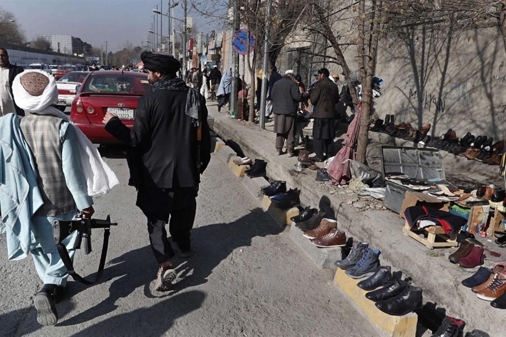 I taleban pattugliano un mercato di scarpe di seconda mano a Kabul