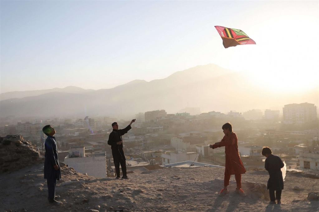 Gli aquiloni sulle colline di Nadir Khan, sopra Kabul : il gioco preferito dei bambini afghani - Reuters