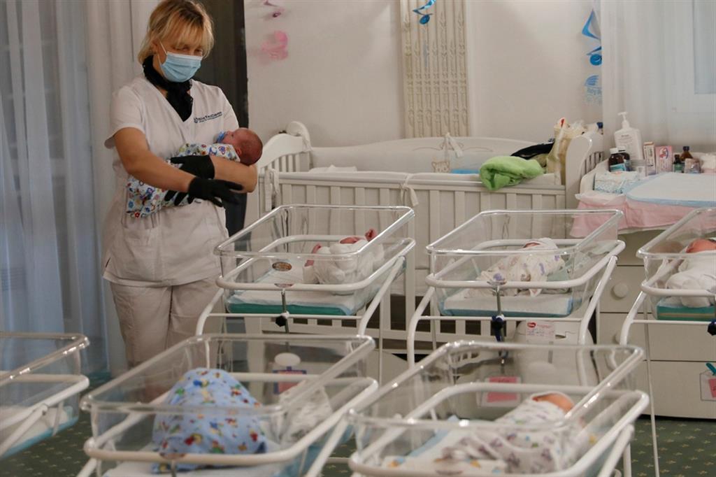A Kiev durante il lockdown un hotel è stato destinato a "parcheggio" per i bambini nati da maternità surrogata