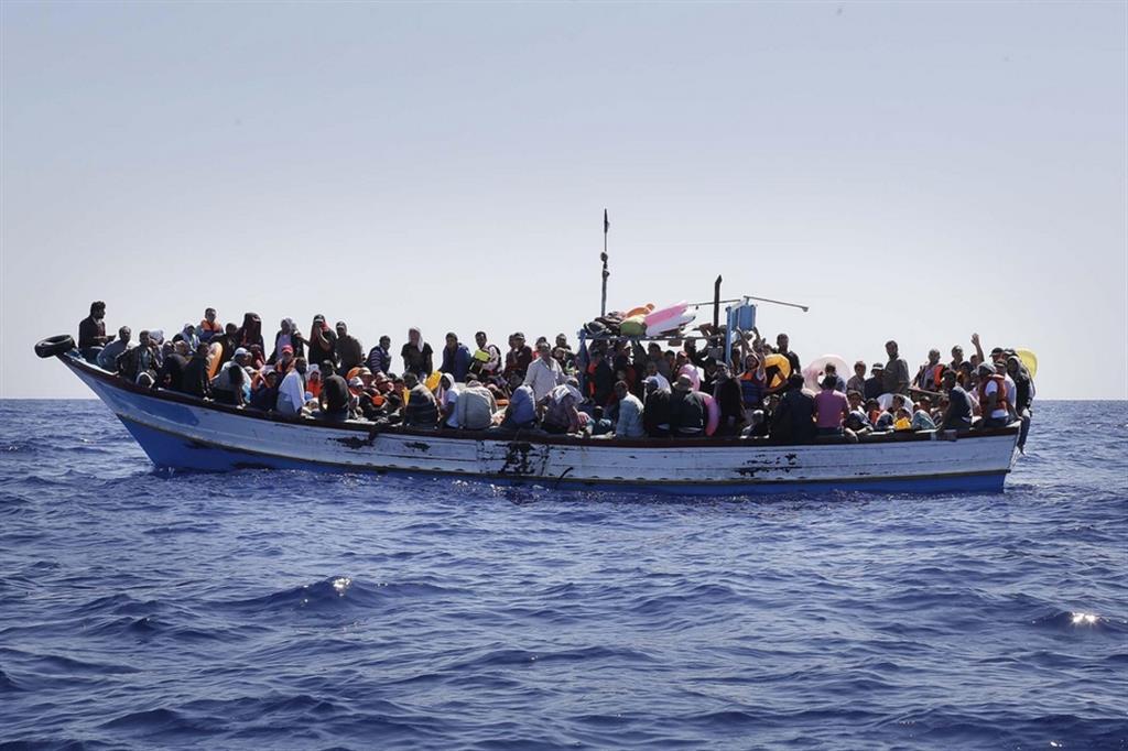 Migranti su un barcone