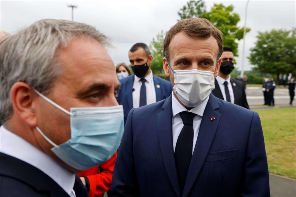 Macron, uscito sconfitto dalle ultime elezioni regionali, incontra il gollista Xavier Bertrand che rimane alla guida della Hauts-de-France