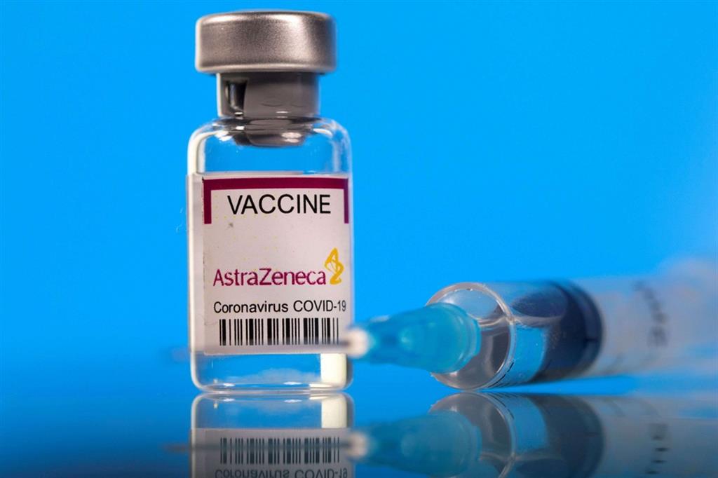 Vaccini, l'Ue chiede un maxi risarcimento ad AstraZeneca