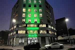 Le lanterne verdi illuminano anche la facciata di Avvenire