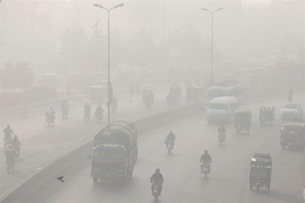 Una nube di smog ha avvolto anche stamane Lahore in Pakistan