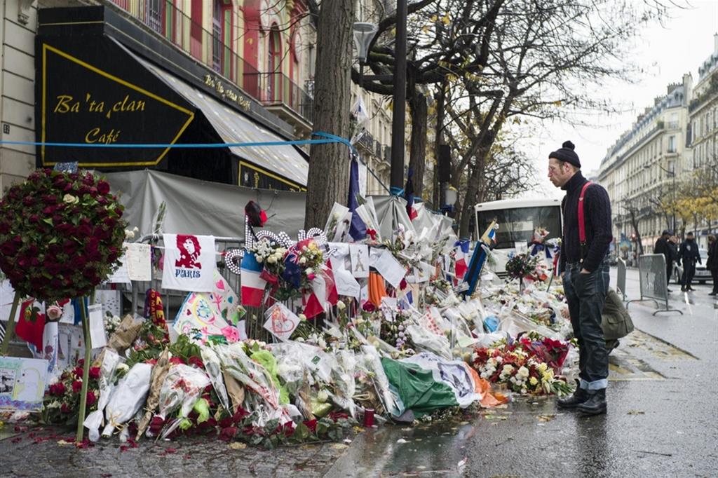 Il luogo dell’attentato al Bataclan nel 2015, con i fiori deposti come atto pietoso verso le vittime