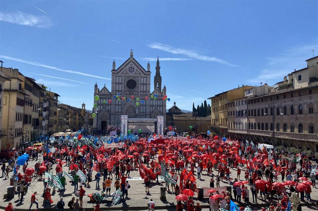 La manifestazione in piazza Santa Croce a Firenze dei sindacati confederali