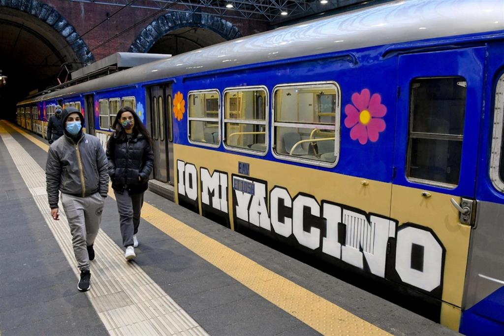 Al terminal della Cumana Montesanto a Napoli il treno dell'Eav con la scritta  "Io mi vaccino"