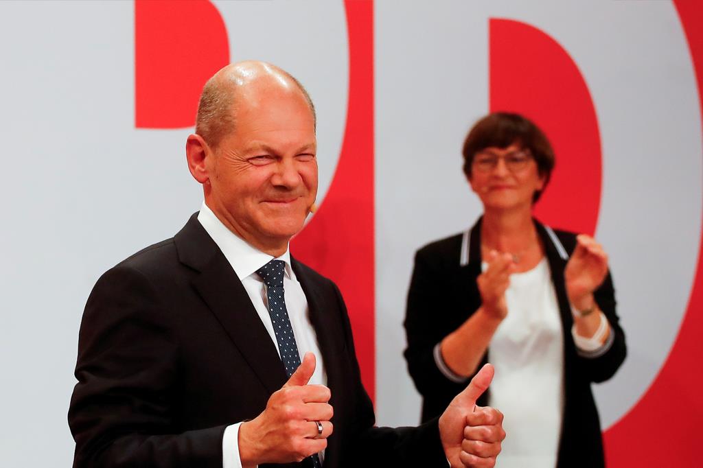L'esultanza di Olaf Scholz, leader del partito socialdemocratico e candidato a cancelliere