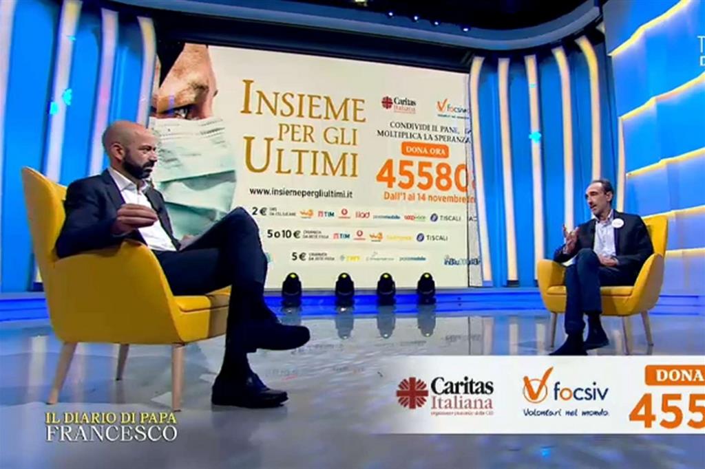 Fabrizio Cavalletti  di Caritas  (a destra) con Gennaro Ferrara, conduttore  su Tv2000 de «Il diario  di Papa Francesco»