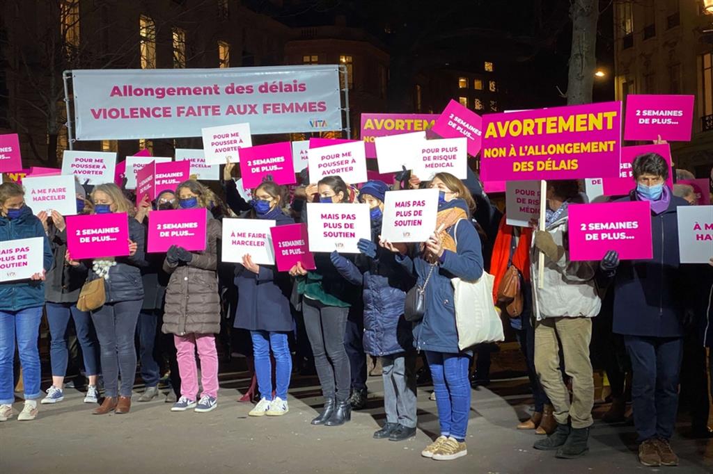 Il presidio di Alliance Vita davanti all'Assemblea nazionale di Parigi durante il voto sull'aborto