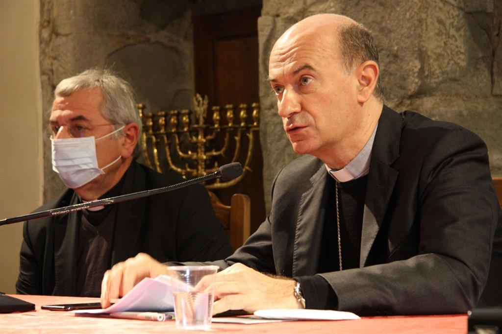 Da sinistra don Savina e monsignor Stefano Russo domenica scorsa a Camaldoli