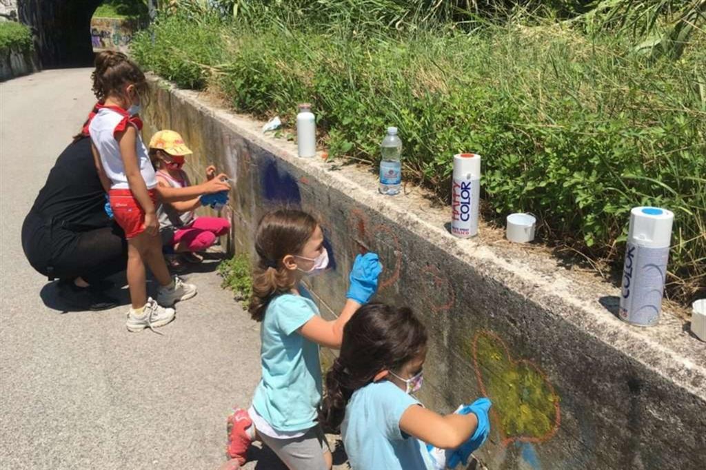 I bambini di Recanati dipingono un muretto all'interno di un parco del "Quartiere educante"