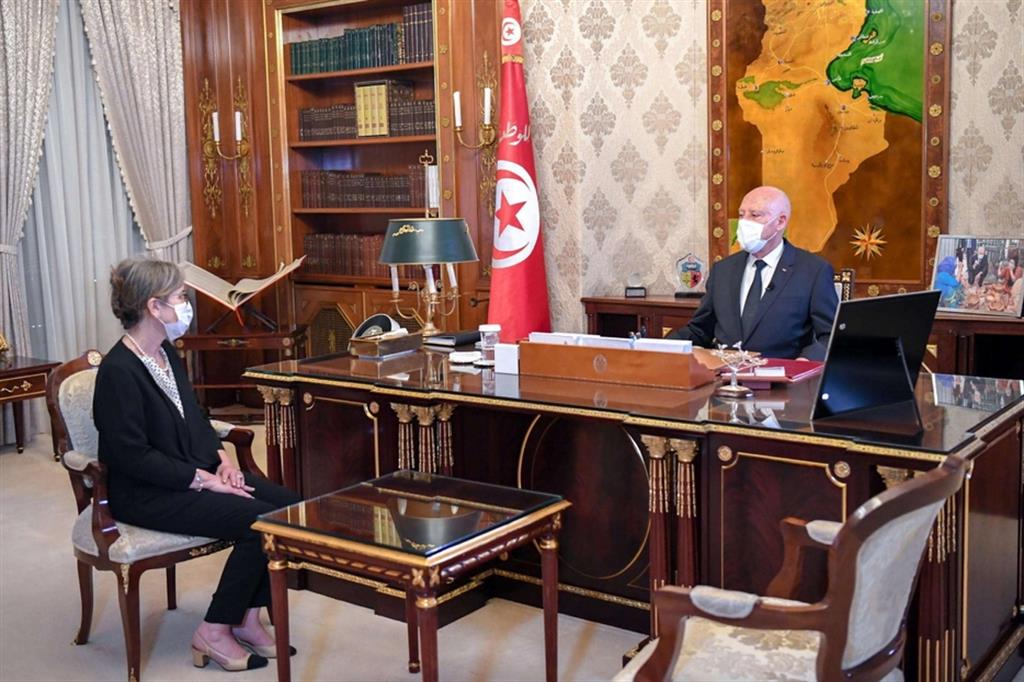 Il presidente tunisino Kais Saied con la neo-premier Najla Bouden Romdhane al palazzo presidenziale di Cartagine