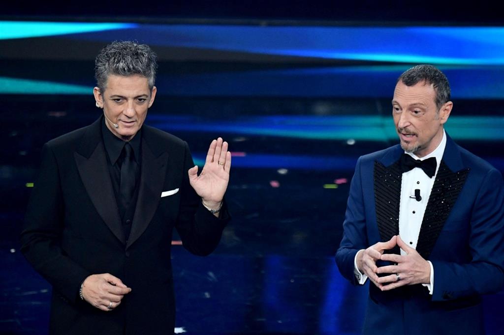 Fiorello e Amadeus ieri sera durante la serata finale del Festival di Sanremo