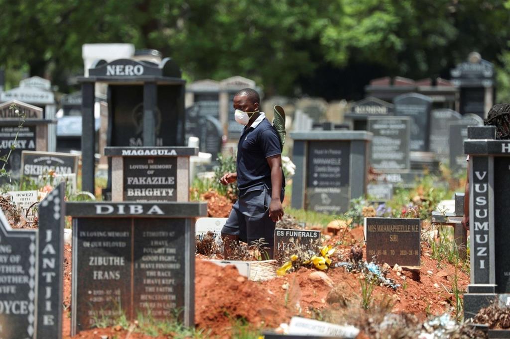 Il «cimitero del Covid» a Johannesburg