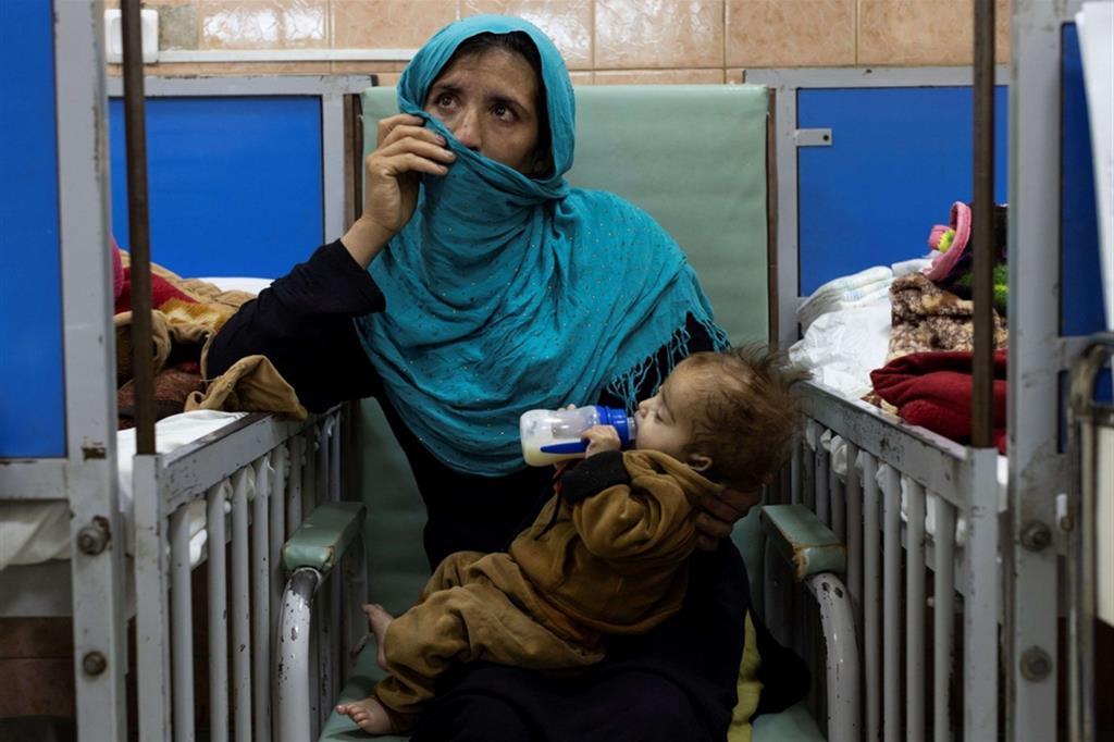 Farzana, 30 anni, tiene in braccia il piccolo Omar, un anno, al reparto di malnutrizione infantile all'ospedale Indra Gandhi di Kabul