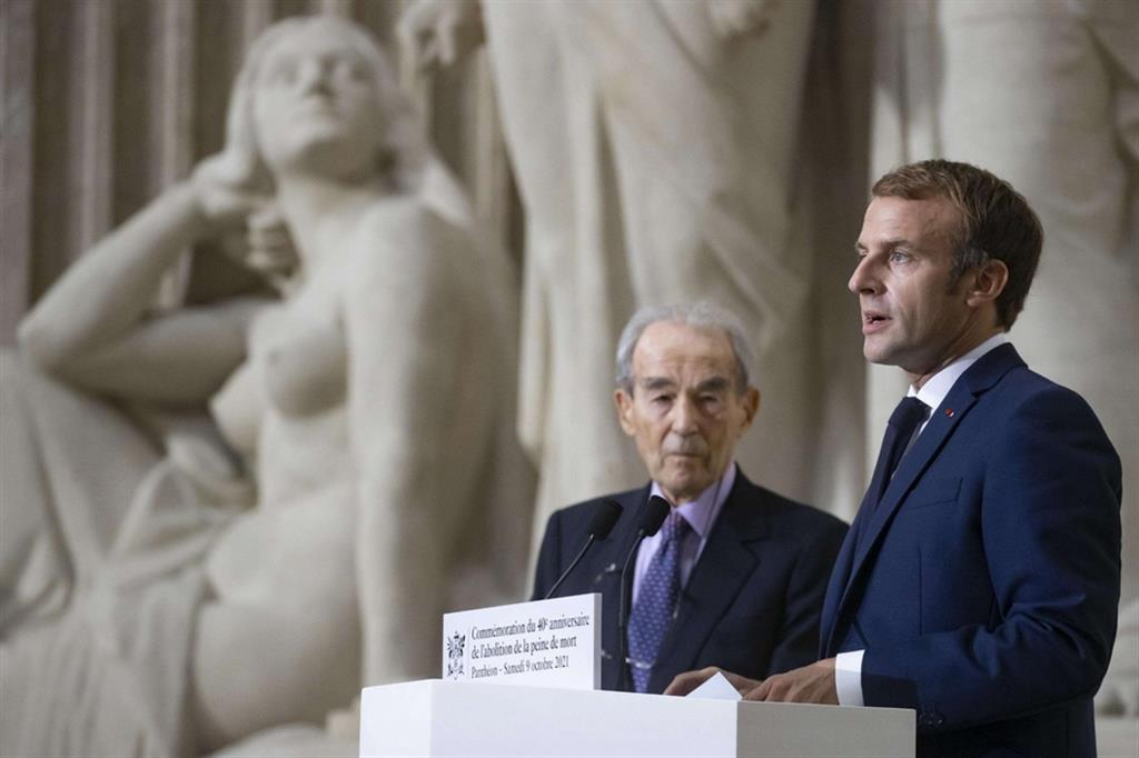 Il presidente francese Emmanuel Macron con l'ex ministro della Giustizia Robert Badinter