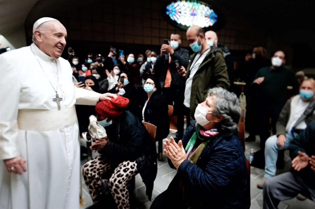 San Giorgio: il Papa festeggia l'onomastico con i poveri (che si vaccinano)
