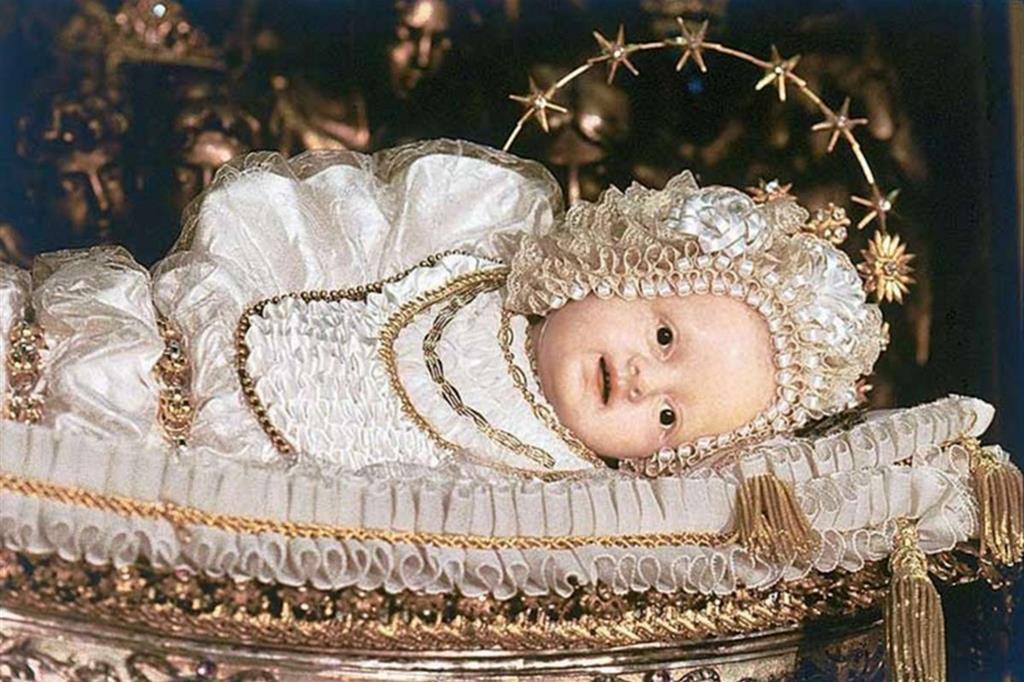 Il venerato simulacro di Maria Bambina, custodito nel Santuario del capoluogo lombardo. Qui fiorisce un culto che le Suore di Carità, oggi oltre 3.000, hanno portato in tutti i continenti