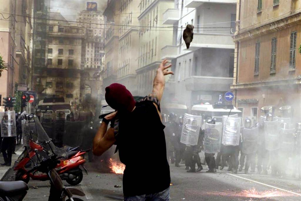 La violenza dei manifestanti nel luglio 2001 nel corso del G8 di Genova