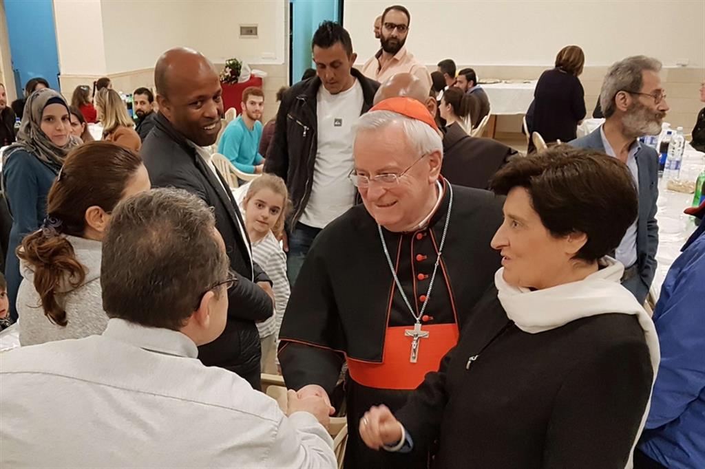 Il cardinale Gualtiero Bassetti con alcuni profughi dell’Iraq e della Siria durante la sua visita in Libano nel 2018