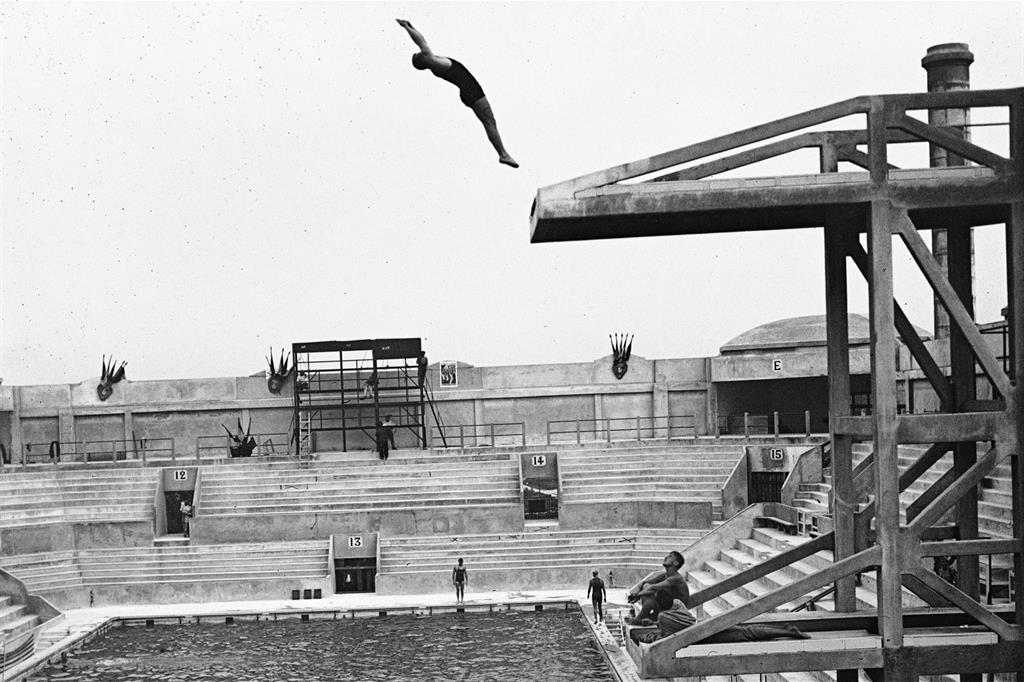 Clarence Pinkston durante le Olimpiadi, piscina delle Tourelles, Parigi, 1924 (particolare) - Photograph by Jacques Henri Lartigue © Ministère de la Culture (France), MAP-AAJHL