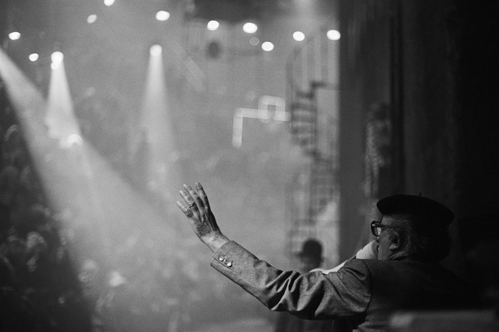 Federico Fellini sul set di La città delle donne, Cinecittà, Roma, 1979 Photograph by Jacques Henri Lartigue © Ministère de la Culture (France), MAP-AAJHL - Photograph by Jacques Henri Lartigue © Ministère de la Culture (France), MAP-AAJHL