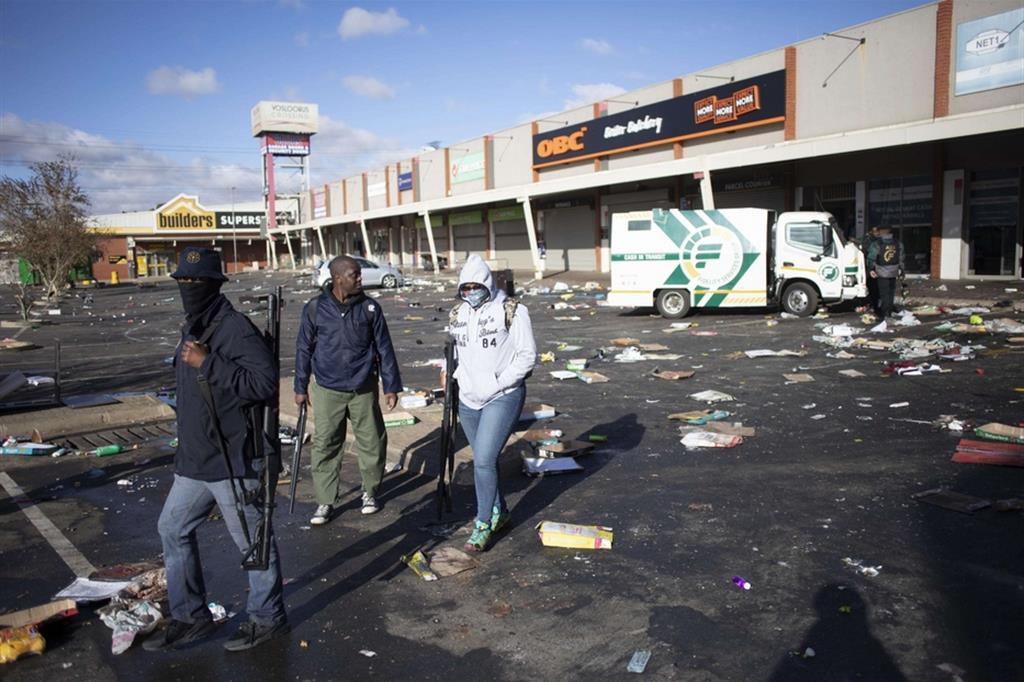 Negozi distrutti a Johannesburg