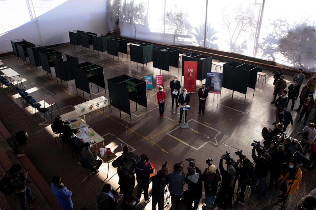 Tutto pronto per il voto in Cile. Il portavoce del governo, Jaime Bellolio, spiega come si voterà in tempo di pandemia