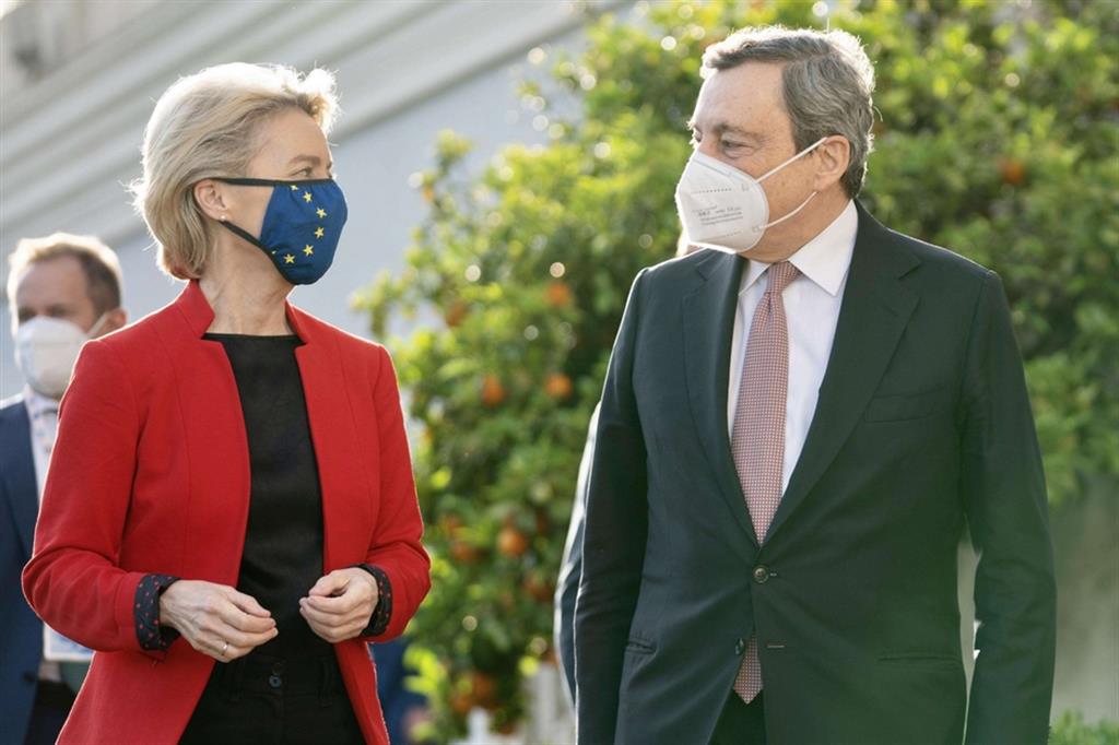 Il presidente del Consiglio Mario Draghi con la presidente della Commissione Ue Ursula von der Leyen