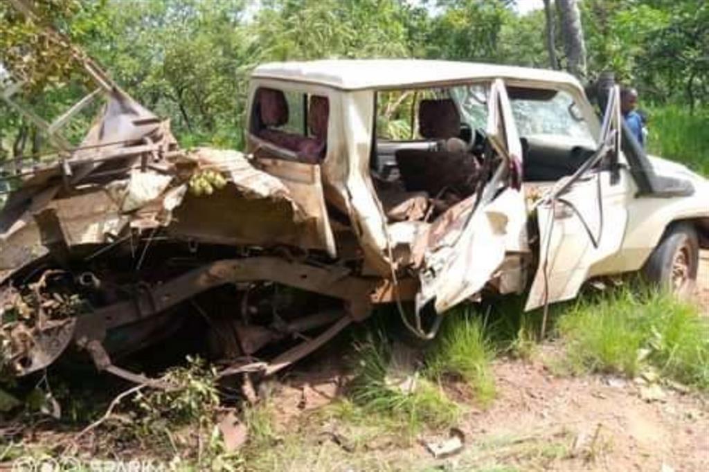 La vettura, devastata dalla mina, su cui viaggiavano missionari e religiosi locali Sopra, padre Arialdo Urbani