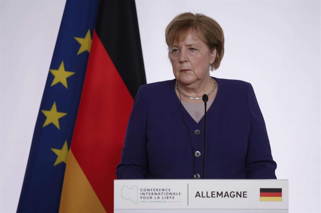 L'appello di Angela Merkel: "Sono molto preoccupata. Andiamo incontro a settimane difficili. Abbiamo bisogno di uno sforzo nazionale per stoppare l'ondata autunnale e invernale della pandemia"
