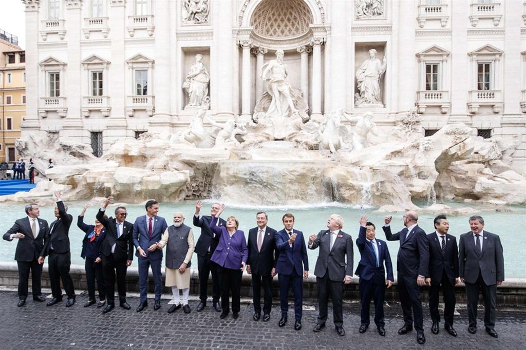 Foto di gruppo con il lancio della monetina nella Fontana di Trevi, al termine del G20 ieri a Roma
