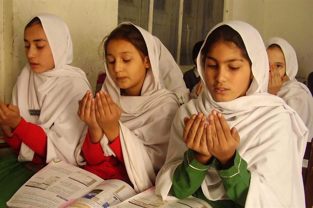 Preghiera islamica in una scuola pachistana
