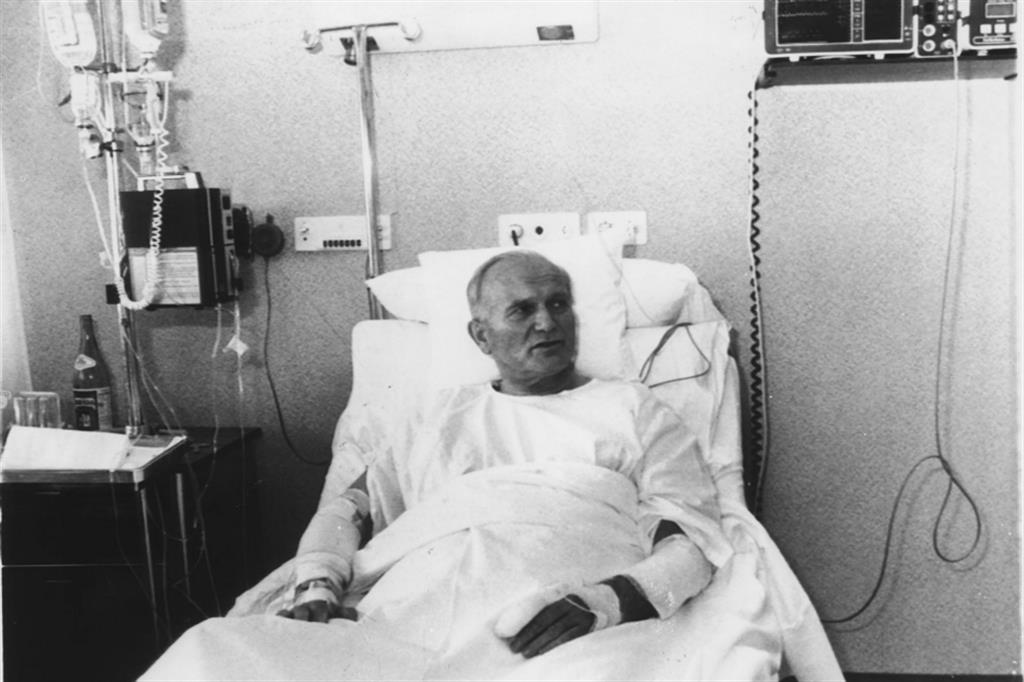 Giovanni Paolo II nella sua stanza al decimo piano del Policlinico Gemelli ad una settimana dall'attentato nel 1981