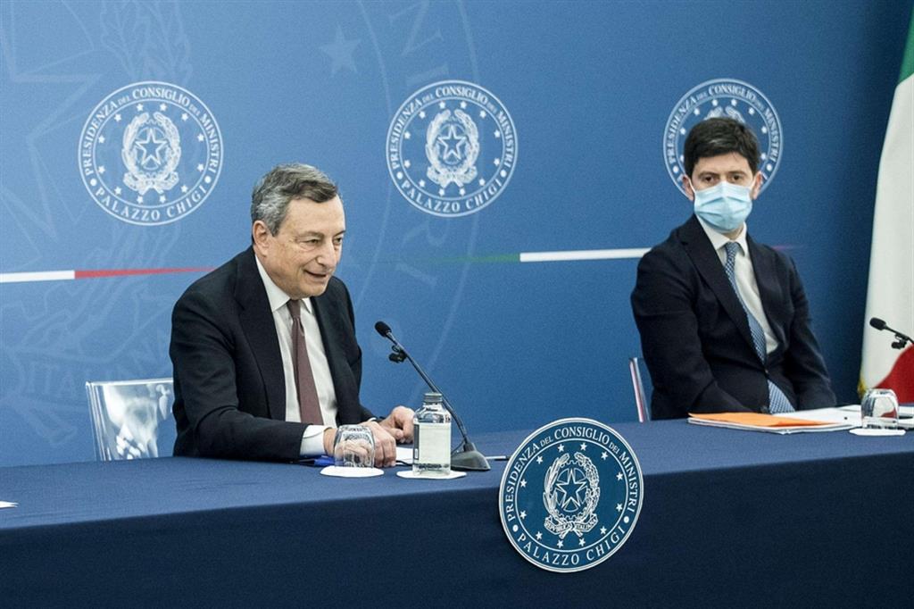 Il Presidente del Consiglio, Mario Draghi, a sinistra, e il ministro della Salute, Roberto Speranza